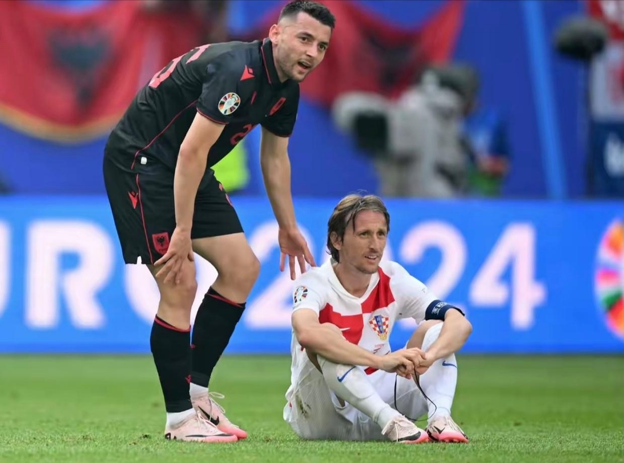 华体会官网-拜仁力克多特蒙德,莫德里奇补时绝平意甲  第1张 华体会官网-拜仁力克多特蒙德,莫德里奇补时绝平意甲  第1张